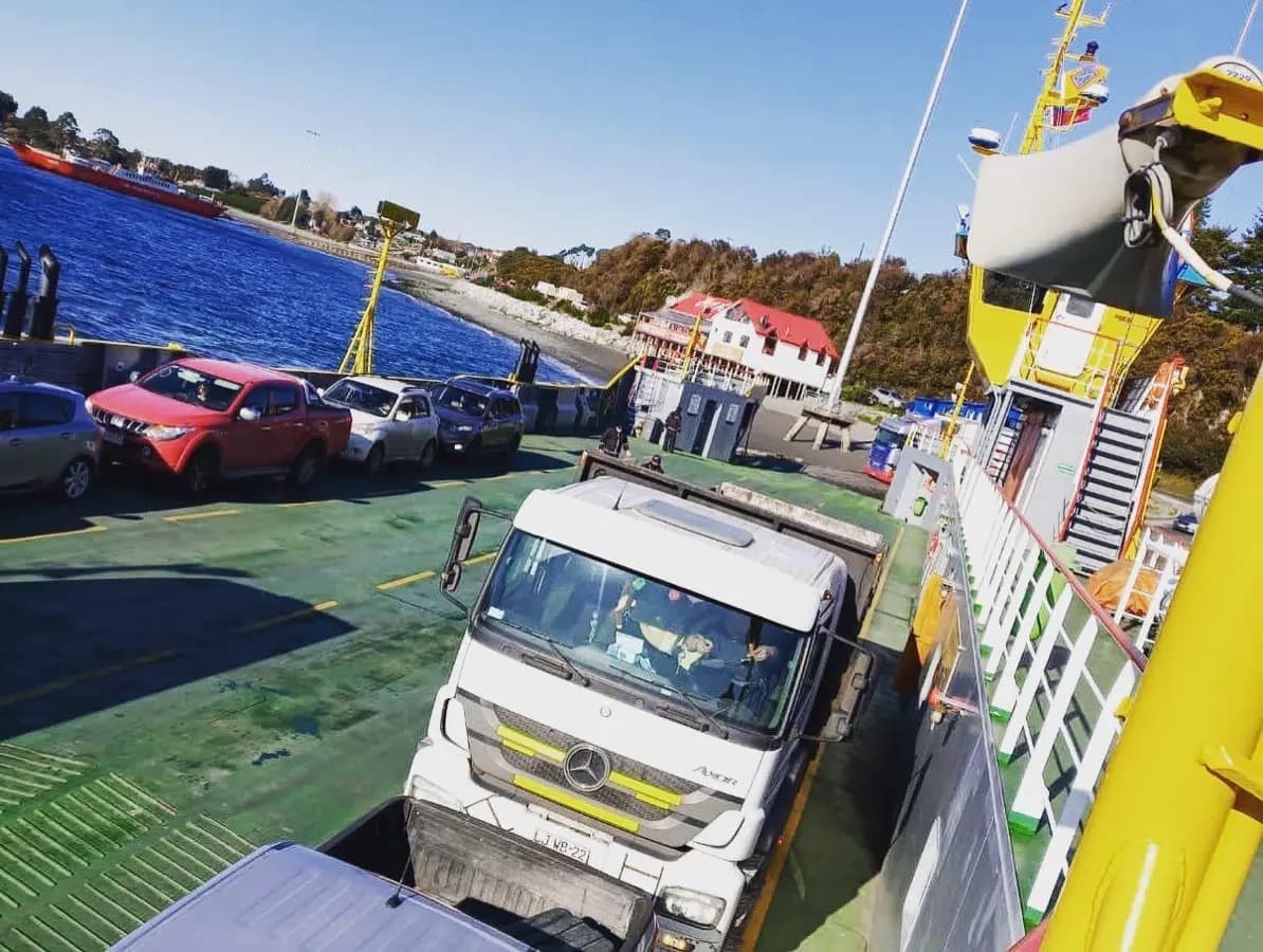 Vehículo Solitrans en un traslado por ferry